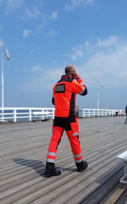 Ratownik medyczny na molo